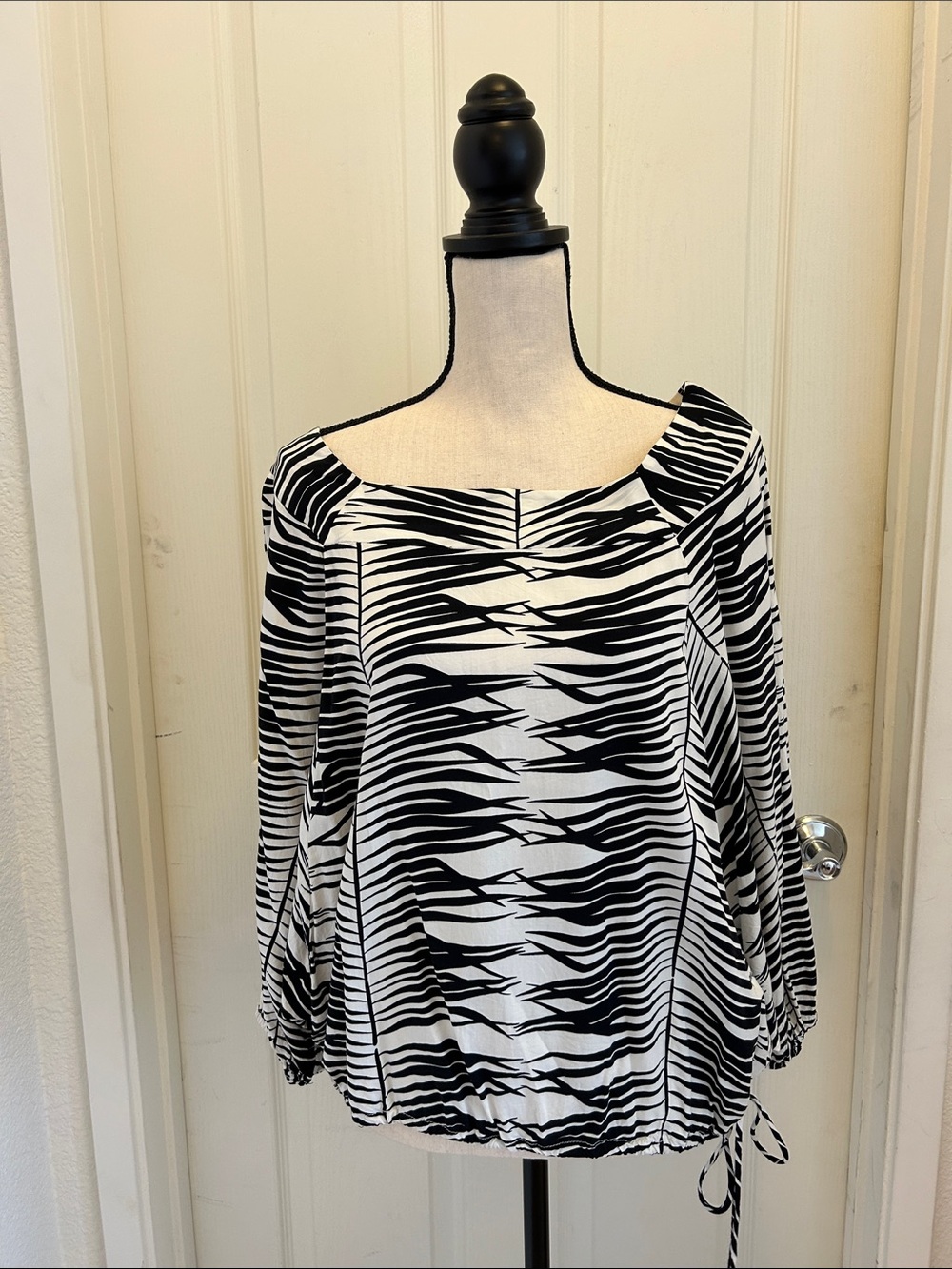 Manuhealii Black and White Blouse, XS/S